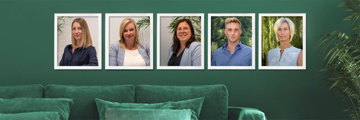 Die fünf Mitarbeiter von Spree Immobilien auf Porträtbildern auf einer grünen Wand. Im Vordergrund sind ein Sofa und eine Pflanze.